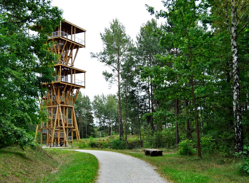 Wieża widokowa przy największym zbiorniku poeksploatacyjnym "Wyrobisko - Łuska C" na ścieżce geoturystycznej „Dawna Kopalnia Babina”. Fot. Assist Media.