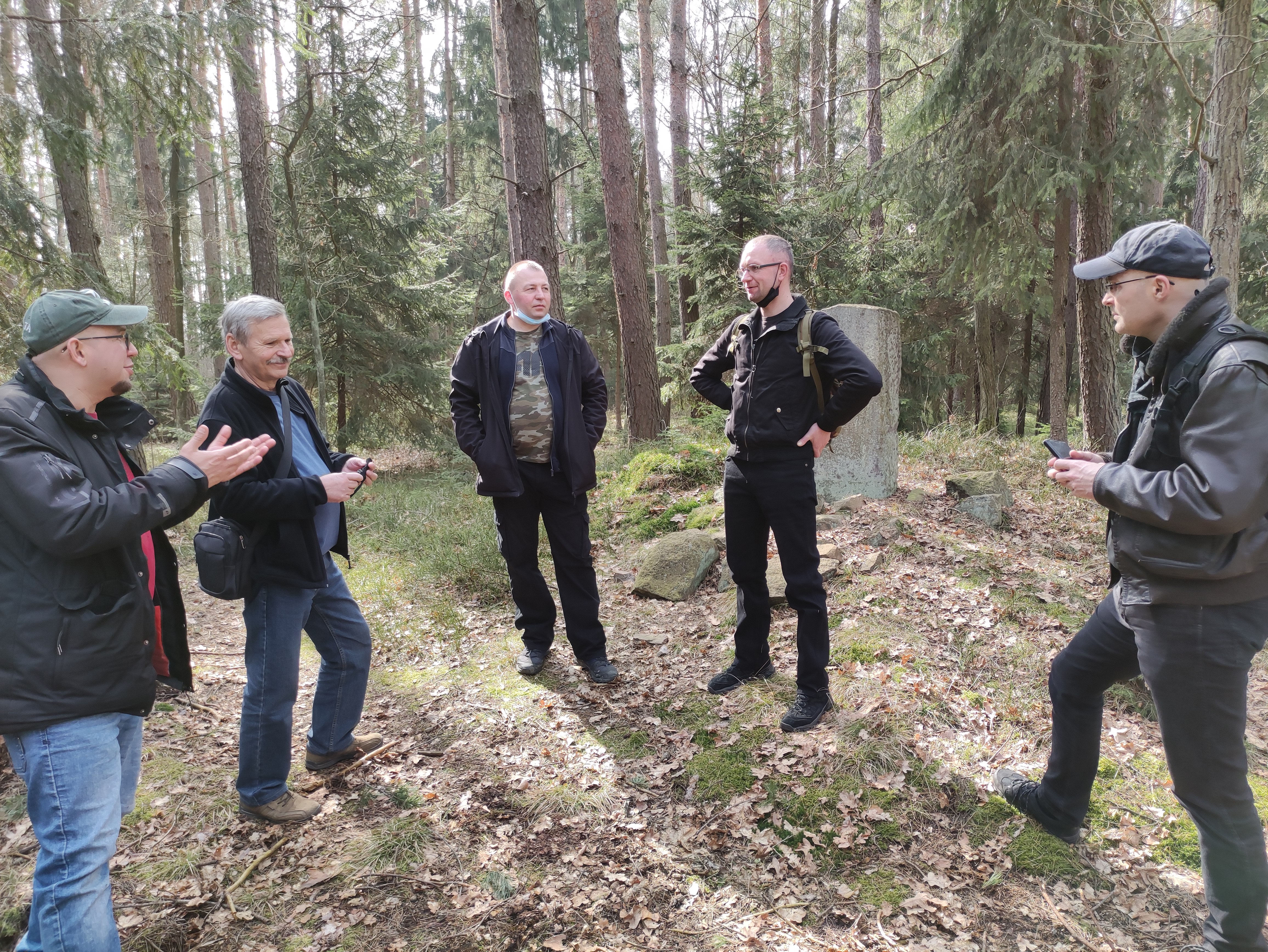 Zdj. nr 3. „Historyczne” dyskusje przy pomniku dawnego gospodarza okolicznych lasów (fot. Michał Szczepaniak, Nadleśnictwa Lipinki)