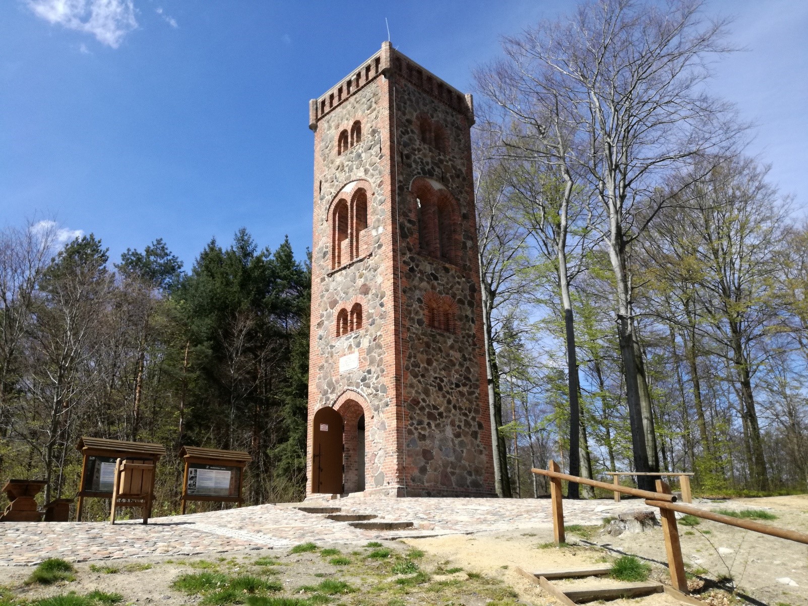 Zdj.3. Las gości – wyremontowana wieża widokowa w leśnictwie Zielony Las (fot. Michał Szczepaniak, Nadleśnictwo Lipinki)